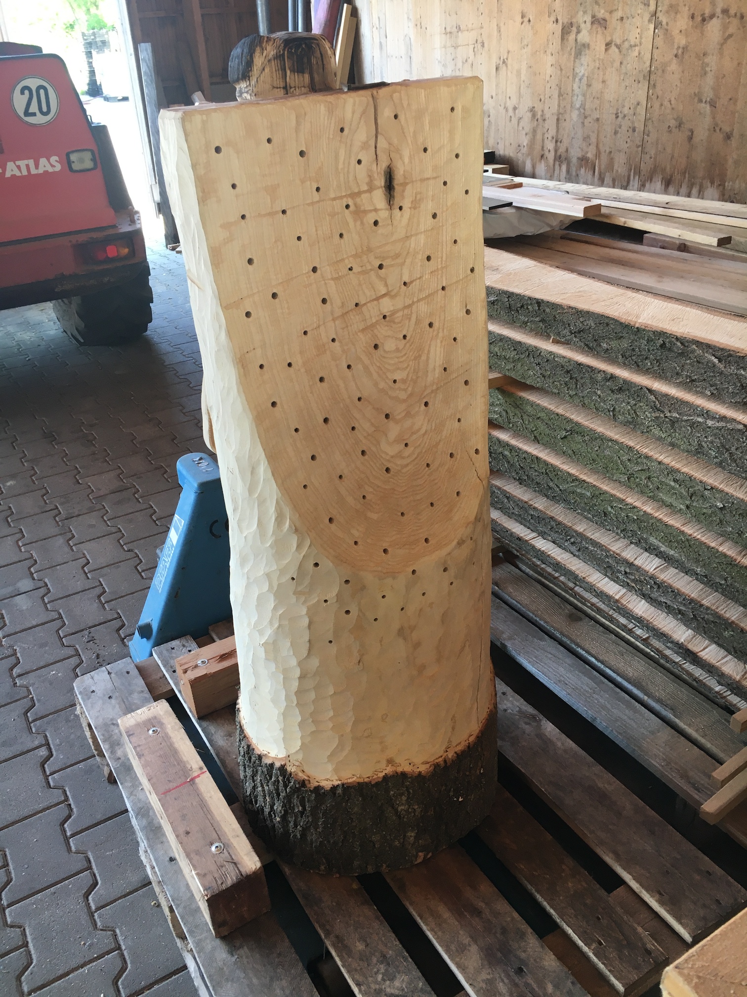 Die Rückseite der Biene ist ein Insektenhotel